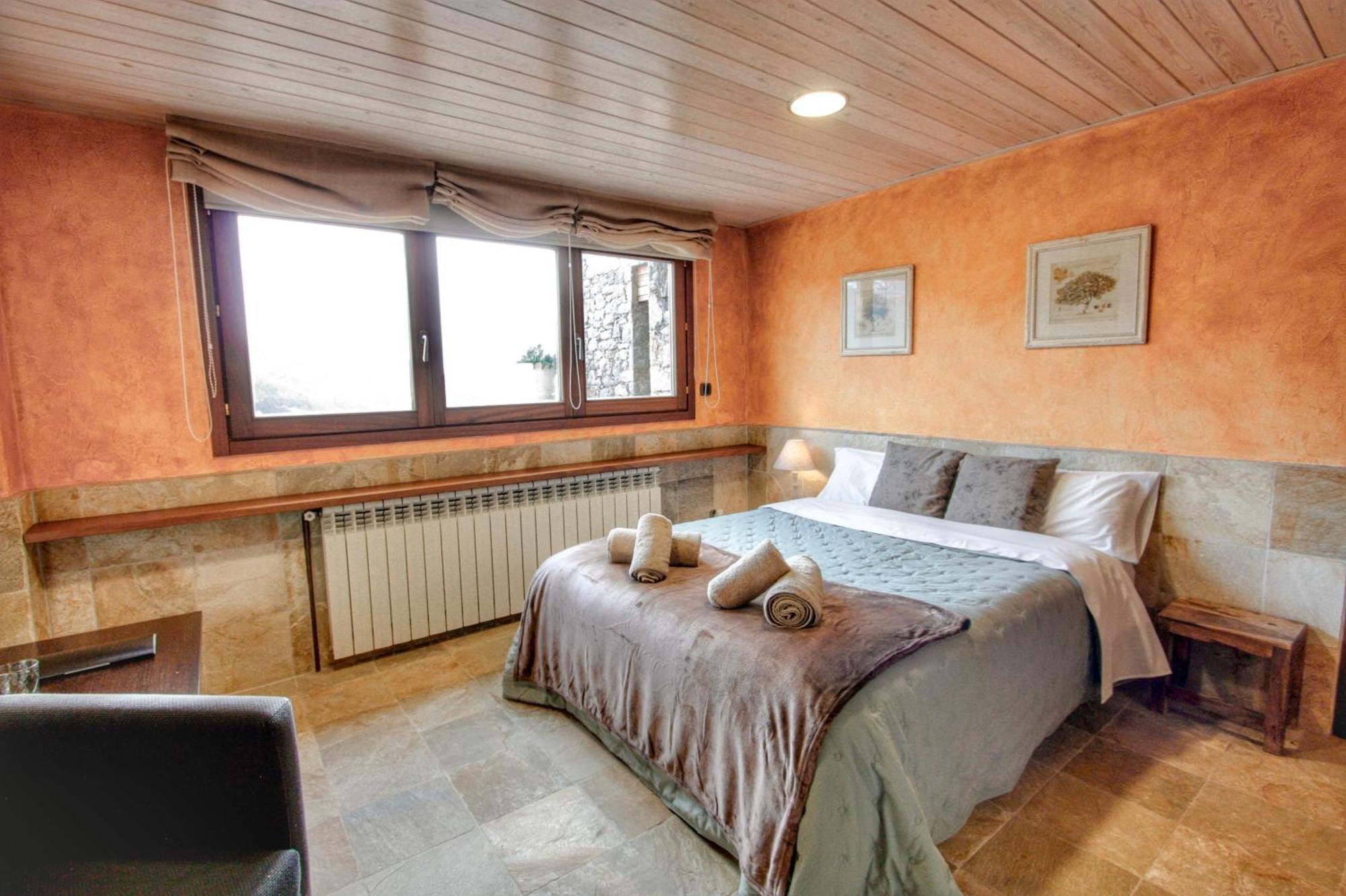 Twin Room,1559807485:JPEG